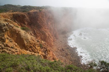Dağ nehrinin güzel manzarası