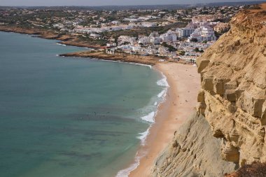 Deniz kıyısındaki kasabanın havadan görünüşü 