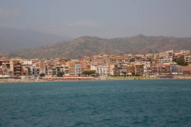 Sahil şehri manzarası ve deniz tepeleri