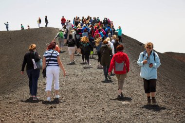 Dağlık alanda yürüyen bir grup insan
