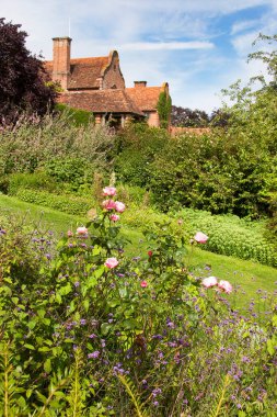 Yeşilliklerle çevrili eski güzel kale binası.