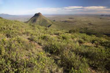 Yazın dağlarda manzara. Gökyüzünün bulutları volkanın yamaçlarında.
