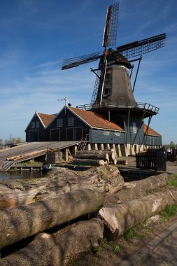 Tekneyle getirilen ve kanaldan işlenen ağaç gövdeleri için hala yel değirmeninde çalışan tarihi eser.