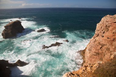 Keskin kayalar, dik uçurumlar, düşük büyüyen çalılıklar ve gizli kumsal parçaları ile kıyı boyunca uzanan engebeli doğa bölgesi, yüksek dalgalar kıyı boyunca kırdıyor ve sıçrıyor.