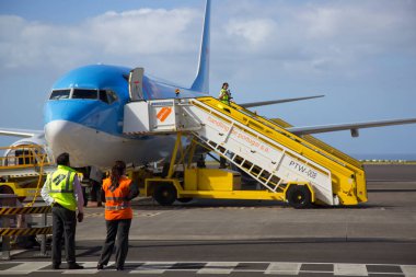 Bir uçağın, yer ekibinin havaalanına gelişi 