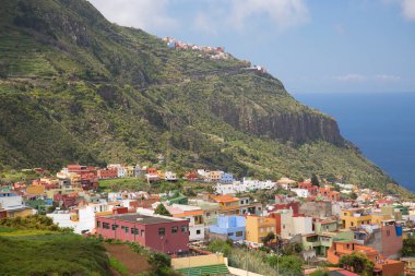 Deniz ve kıyı kentinin güneş ışığının güzel manzarası