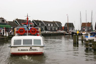 Rıhtımda demirlemiş teknelerin manzarası