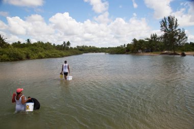 Tropik ormanlar arasında nehirde yürüyen bir çift