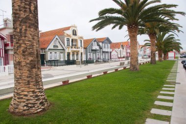 Costa Nova sahilindeki renkli evlerin güzel manzarası.