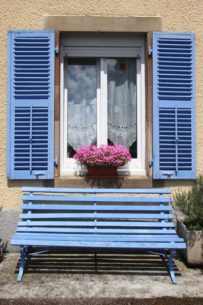 Vieja Ventana Con Flores — Foto de Stock