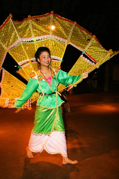 Thai Vrouw Dansen Traditionele Kleding Reizen Schot — Stockfoto