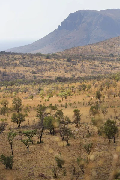 Paisagem Montanhosa Africana Com Terreno Rochoso Áspero Campos Arbustos Baixos — Fotografia de Stock