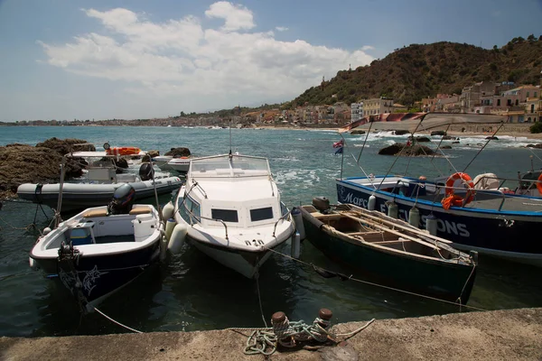 Sahile Demir Atmış Balıkçı Tekneleri Seyahat Çekimleri — Stok fotoğraf