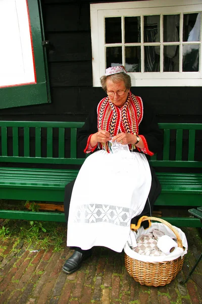 Starší Žena Tradičních Šatech Červenou Šálou — Stock fotografie