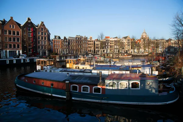 Edifícios Típicos Arquitetura Holandesa Cinturão Canal Amsterdã Com Vida Rua — Fotografia de Stock