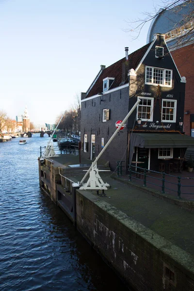 Edificios Típicos Arquitectura Holandesa Cinturón Del Canal Ámsterdam Con Vida — Foto de Stock