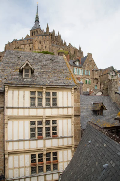 Le Mont-Saint-Michel Fransa 'nın Normandiya kentinde yer alan gelgit adası ve büyük bir kaledir.