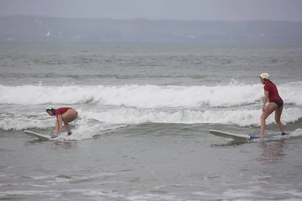 Vue Des Surfeurs Sur Eau Plage Plan Voyage — Photo