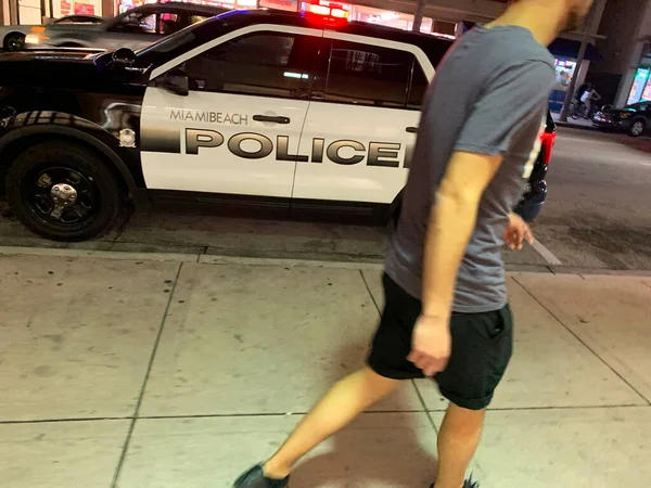 Hombre Caminando Por Coche Policía — Foto de Stock