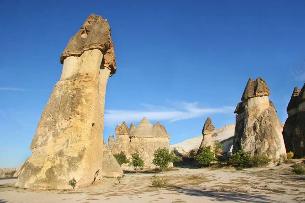 Cheminées Fées Hautes Érodées Pinacles Pierres Dures Équilibrage Sur Dessus — Photo