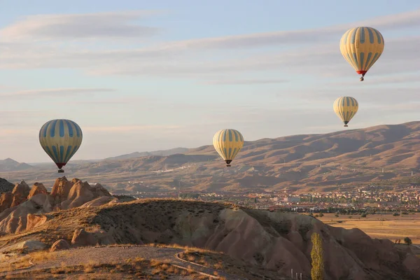 Turistlerle Dolu Sıcak Hava Balonları Ulusal Parkın Üzerindeki Volkanik Bir — Stok fotoğraf