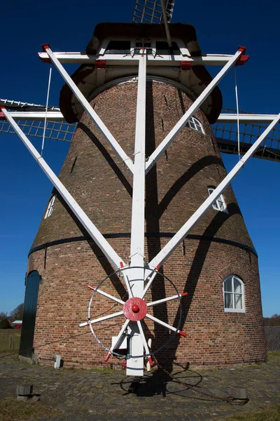 Moulin Vent Typiquement Néerlandais Sur Colline — Photo