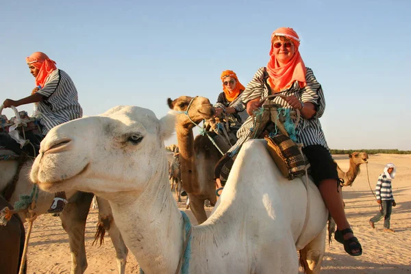 Vista Persone Che Cavalcano Cammelli Nel Deserto — Foto Stock