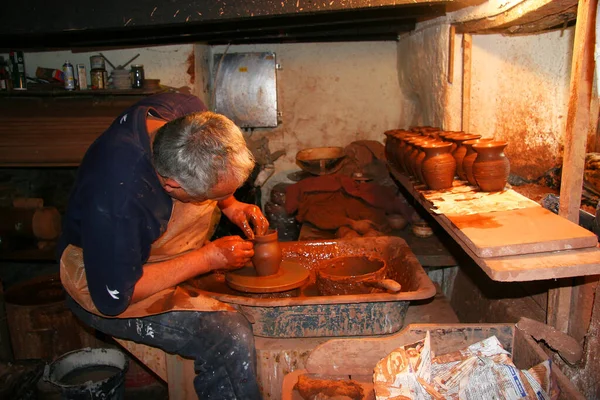 陶工的手在陶瓷壶上工作 — 图库照片