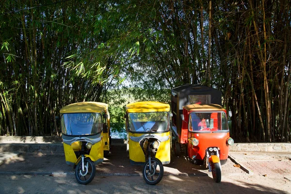 Carros Tuk Estacionados Perto Estrada — Fotografia de Stock