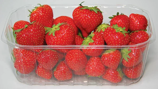 Frische Erdbeeren Glas Auf Weißem Hintergrund — Stockfoto