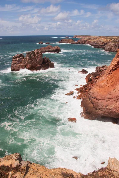 Kayalıkları Mavi Gökyüzü Olan Güzel Sahil — Stok fotoğraf