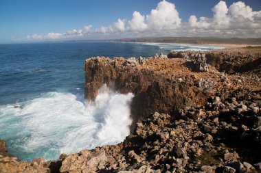 Keskin kayalar, dik uçurumlar, düşük büyüyen çalılıklar ve gizli kumsal parçaları ile kıyı boyunca uzanan engebeli doğa bölgesi, yüksek dalgalar kıyı boyunca kırdıyor ve sıçrıyor.