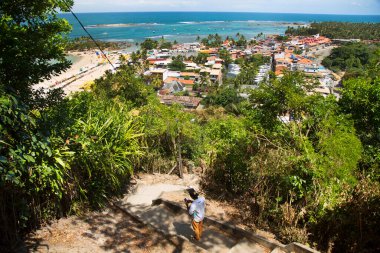 Güzel bir kıyı tropik köyü manzarası.