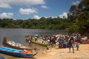 Kumlu sahilde gün ışığında tekneleri olan balıkçılar.