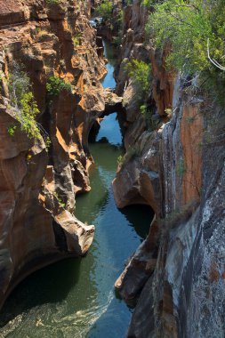 çağlayan şelale ve çukurları olan nehir manzarası