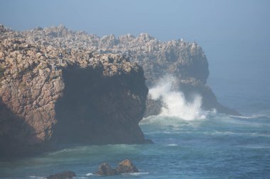 Keskin kayalar, dik uçurumlar, düşük büyüyen çalılıklar ve gizli kumsal parçaları ile kıyı boyunca uzanan engebeli doğa bölgesi, yüksek dalgalar kıyı boyunca kırdıyor ve sıçrıyor.