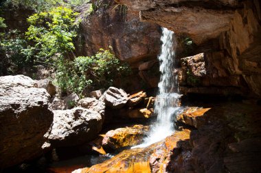 Şelaleli büyük taşların doğal manzarası.