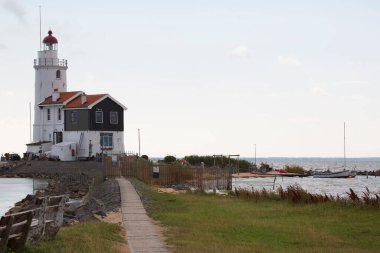 Eski deniz feneri ve ada kıyısında ve uzun iskelede yaşam alanı