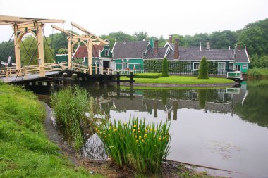 Parktaki eski ahşap köprü.