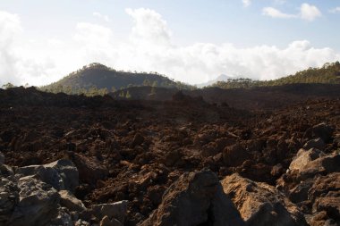 Bulutlu gökyüzü ile güzel dağlık manzara