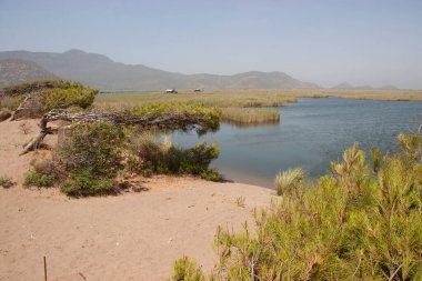 Nehirden, dağlardan, mavi gökyüzünden ve bulutlardan manzara