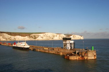 Liman iskelesi, Calais ve Dover arasındaki kalkış ve varış feribotlarıyla dolu.