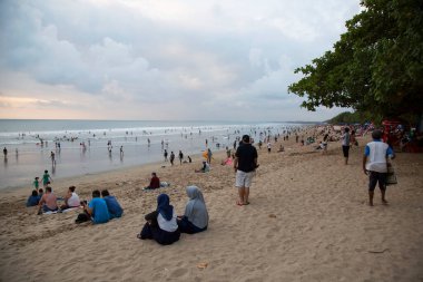 Kumsaldaki insanlar.