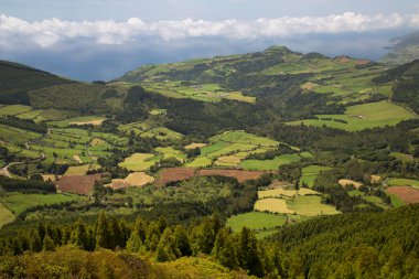 Dağ sırası olan güzel bir manzara.