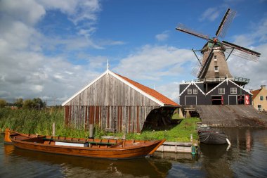 Köydeki eski yel değirmeni.