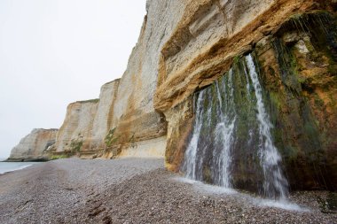 Dağlarda güzel bir şelale