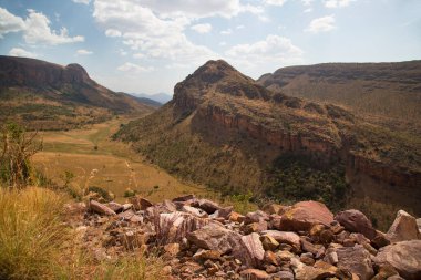 Afrika 'nın engebeli kayalık arazisi ve alçak çalı tarlaları