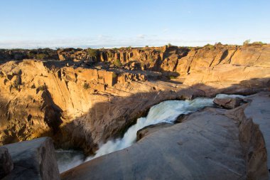 Dağlardaki güzel nehir manzarası