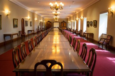 Yemek odasının uzun masalı klasik tasarımı.