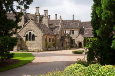 Güzel ortaçağ malikanesinin manzarası